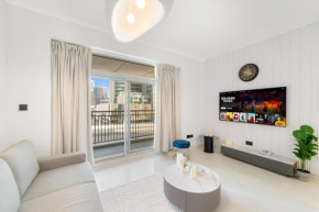 Bright & Spacious 1BR in Downtown with Balcony l Close to Dubai Mall